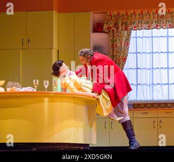 Falstaff bewegt sich: Ainhoa Arteta (Alice Ford), Ambrogio Maestri (Falstaff) in FALSTAFF an der Royal Opera, Covent Garden, London WC2 06/07/2015 A Royal Opera & Teatro alla Scala, Milan & Canadian Opera Company Koproduktion Musik von Verdi Libretto von Boito nach Shakespeare Dirigent: Michael Schonwandt Bühnenbild: Paul Steinberg Kostüme: Brigitte Reiffenstuel Beleuchtung: Robert Carsen & Peter van Praet Originalregisseur: Robert Carsen Stockfoto