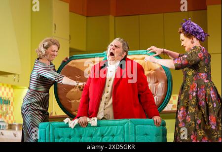 l-r: Kai Ruutel (Meg Page), Ambrogio Maestri (Falstaff), Agnes Zwierko (Mistress schnell) in FALSTAFF an der Royal Opera, Covent Garden, London WC2 06/07/2015 A Royal Opera & Teatro alla Scala, Milan & Canadian Opera Company Koproduktionsmusik von Verdi Libretto von Boito nach Shakespeare Dirigent: Michael Schonwandt Bühnenbild: Paul Steinberg Kostüme: Brigitte Reiffenstuel Beleuchtung: Robert Carsen & Peter van Praet Originalregisseur: Robert Carsen Stockfoto