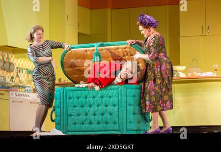 l-r: Kai Ruutel (Meg Page), Ambrogio Maestri (Falstaff), Agnes Zwierko (Mistress schnell) in FALSTAFF an der Royal Opera, Covent Garden, London WC2 06/07/2015 A Royal Opera & Teatro alla Scala, Milan & Canadian Opera Company Koproduktionsmusik von Verdi Libretto von Boito nach Shakespeare Dirigent: Michael Schonwandt Bühnenbild: Paul Steinberg Kostüme: Brigitte Reiffenstuel Beleuchtung: Robert Carsen & Peter van Praet Originalregisseur: Robert Carsen Stockfoto