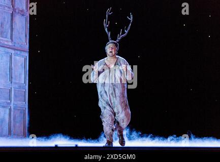 Windsor Great Park - Ambrogio Maestri (Falstaff) in FALSTAFF in der Royal Opera, Covent Garden, London WC2 06/07/2015 A Royal Opera & Teatro alla Scala, Milan & Canadian Opera Company Koproduktion Musik von Verdi Libretto von Boito nach Shakespeare Dirigent: Michael Schonwandt Bühnenbild: Paul Steinberg Kostüme: Brigitte Reiffenstuel Beleuchtung: Robert Carsen & Peter van Praet Originalregisseur: Robert Carsen Stockfoto