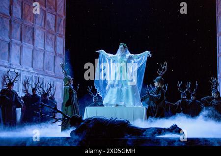 Windsor Great Park, Mitternacht unten im Vordergrund: Ambrogio Maestri (Falstaff) Zentrum: Anna Devin (Nannetta, getarnt) in FALSTAFF an der Royal Opera, Covent Garden, London WC2 06/07/2015 A Royal Opera & Teatro alla Scala, Milan & Canadian Opera Company Koproduktion Musik von Verdi Libretto von Boito nach Shakespeare Dirigent: Michael Schonwandt Bühnenbild: Paul Steinberg Kostüme: Brigitte Reiffenstuel Beleuchtung: Robert Carsen & Peter van Praet Originalregisseur: Robert Carsen Stockfoto