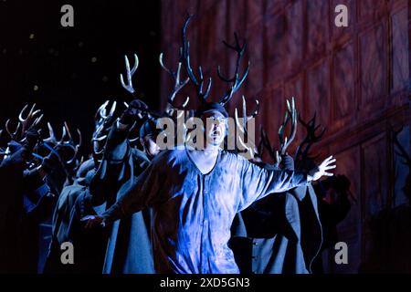 Windsor Great Park - Ambrogio Maestri (Falstaff) in FALSTAFF in der Royal Opera, Covent Garden, London WC2 06/07/2015 A Royal Opera & Teatro alla Scala, Milan & Canadian Opera Company Koproduktion Musik von Verdi Libretto von Boito nach Shakespeare Dirigent: Michael Schonwandt Bühnenbild: Paul Steinberg Kostüme: Brigitte Reiffenstuel Beleuchtung: Robert Carsen & Peter van Praet Originalregisseur: Robert Carsen Stockfoto