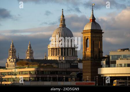 Der Turm des Bahnhofs Cannon Street befindet sich im Vorbau mit der Kuppel der St. Paul’s Cathedral, die dahinter sichtbar ist. St. Paul's Cathedral, London, U Stockfoto