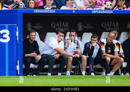 19. Juni 2024, Baden-Württemberg, Stuttgart: Fußball: Europameisterschaft, Deutschland - Ungarn, Vorrunde, Gruppe A, Spieltag 2, der deutsche Trainer Julian Nagelsmann (l) sitzt auf der Bank neben Sandro Wagner. Foto: Tom Weller/dpa Stockfoto