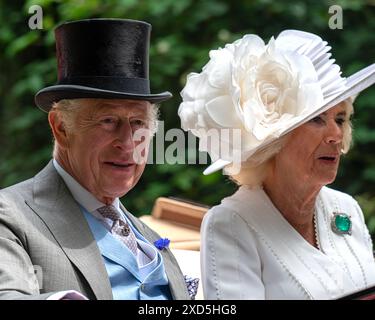 Ascot, Großbritannien 20. Juni 2024 König Charles, lächelnd und gut aussehend, begleitet von Königin Camilla in der Traditionskutsche der königlichen Prozession zwischen Windsor und Ascot Racecourse, Ankunft für Ladies Day Credit: MartinJPalmer/Alamy Live News Stockfoto