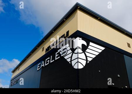 Newcastle UK: 8. Juni 2024: Außenansicht des Newcastle Eagles Basketballstadions mit Beschilderung an einem sonnigen blauen Himmel. Vertu Motors Arena Stockfoto