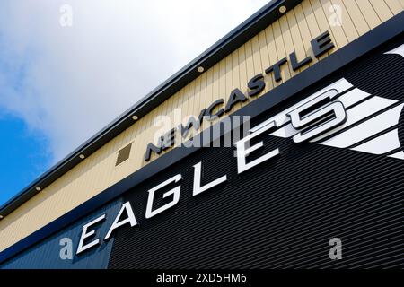 Newcastle UK: 8. Juni 2024: Außenansicht des Newcastle Eagles Basketballstadions mit Beschilderung an einem sonnigen blauen Himmel. Vertu Motors Arena Stockfoto