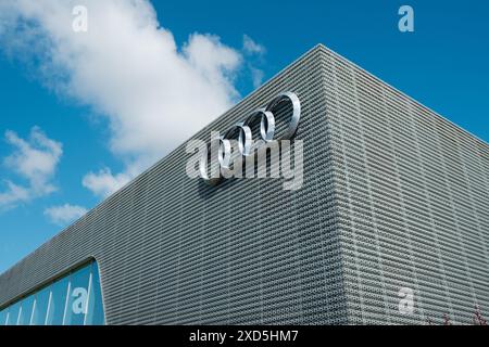 Newcastle UK: 8. Juni 2024: Newcastle Audi Autohaus mit moderner, stilvoller Fassade an einem sonnigen blauen Himmel. Keine Autos in Schuss, Außengebäude Stockfoto