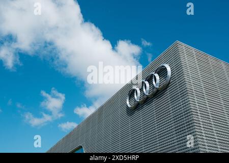 Newcastle UK: 8. Juni 2024: Newcastle Audi Autohaus mit moderner, stilvoller Fassade an einem sonnigen blauen Himmel. Keine Autos in Schuss, Außengebäude Stockfoto