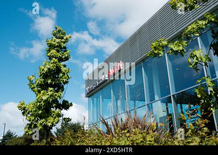 Newcastle UK: 8. Juni 2024: Newcastle Audi Autohaus mit moderner, stilvoller Fassade an einem sonnigen blauen Himmel. Keine Autos in Schuss, Außengebäude Stockfoto