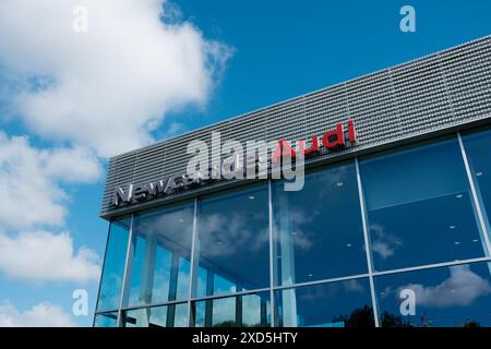 Newcastle UK: 8. Juni 2024: Newcastle Audi Autohaus mit moderner, stilvoller Fassade an einem sonnigen blauen Himmel. Keine Autos in Schuss, Außengebäude Stockfoto