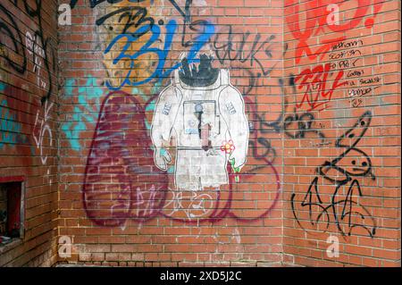 Graffiti-Paste des Astronauten von Straßenkünstler Pall3y, Springfield Court, Glasgow, Schottland, Vereinigtes Königreich, Europa Stockfoto