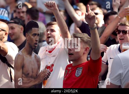 England Fans im 4theFans Greenwich Fan Park in London sehen das Spiel der Gruppe C der UEFA Euro 2024 zwischen Dänemark und England. Bilddatum: Donnerstag, 20. Juni 2024. Stockfoto