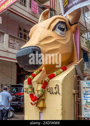 06 15 2024 Vintage Old Art Deco Stuckarbeit Cow hatte an der Verbundwand des Old Art Deco Gebäudes Gaiwadi Girgaon Mumbai Maharashtra Indien Asien. Stockfoto