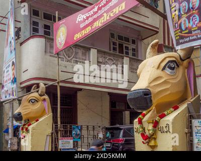 06 15 2024 Vintage Old Art Deco Stuckarbeit Cow hatte an der Verbundwand des Old Art Deco Gebäudes Gaiwadi Girgaon Mumbai Maharashtra Indien Asien. Stockfoto