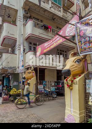 06 15 2024 Vintage Old Art Deco Stuckarbeit Cow hatte an der Verbundwand des Old Art Deco Gebäudes Gaiwadi Girgaon Mumbai Maharashtra Indien Asien. Stockfoto