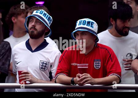 England Fans im 4theFans Greenwich Fan Park in London sehen das Spiel der Gruppe C der UEFA Euro 2024 zwischen Dänemark und England. Bilddatum: Donnerstag, 20. Juni 2024. Stockfoto