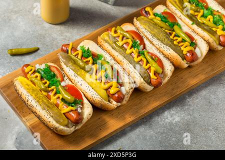 Hot Dogs im Chicago-Stil mit Senf-Relish und Sport-Paprika Stockfoto