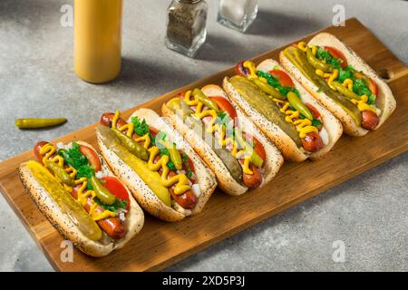 Hot Dogs im Chicago-Stil mit Senf-Relish und Sport-Paprika Stockfoto