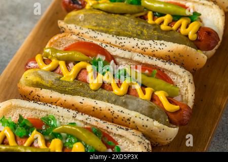 Hot Dogs im Chicago-Stil mit Senf-Relish und Sport-Paprika Stockfoto
