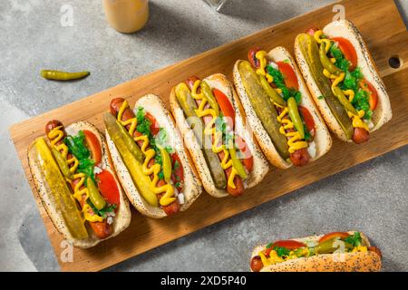 Hot Dogs im Chicago-Stil mit Senf-Relish und Sport-Paprika Stockfoto