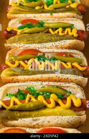 Hot Dogs im Chicago-Stil mit Senf-Relish und Sport-Paprika Stockfoto