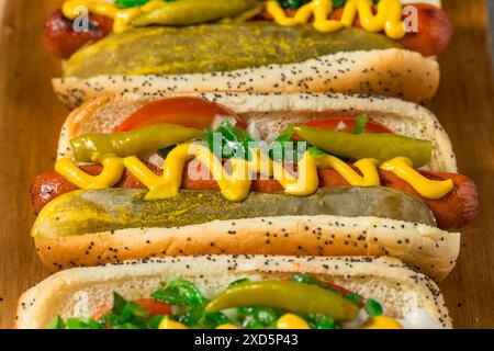 Hot Dogs im Chicago-Stil mit Senf-Relish und Sport-Paprika Stockfoto