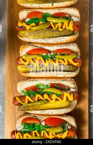 Hot Dogs im Chicago-Stil mit Senf-Relish und Sport-Paprika Stockfoto