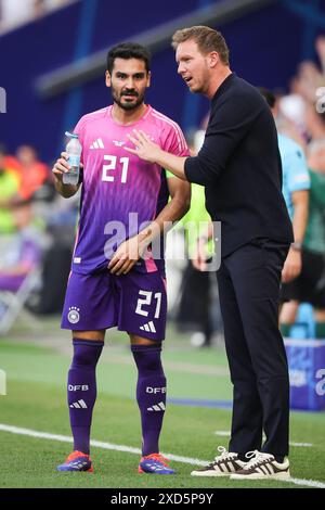 19. Juni 2024, Baden-Württemberg, Stuttgart: Fußball: Europameisterschaft, Deutschland - Ungarn, Vorrunde, Gruppe A, Spieltag 2, Stuttgart Arena, Deutschland-Trainer Julian Nagelsmann (r) spricht mit Ilkay Gündogan auf der Touchline. Foto: Christian Charisius/dpa Stockfoto
