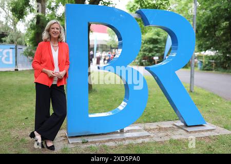 Nürnberg, Deutschland. Juni 2024. Regisseurin Katja Wildermuth, steht neben einem großen BR-Logo im BR-Studio Nürnberg beim fränkischen Regionalempfang „75 Jahre Bayerischer Rundfunk“. Darlegung: Daniel Löb/dpa/Alamy Live News Stockfoto
