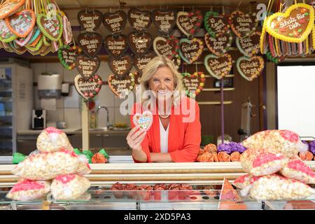Nürnberg, Deutschland. Juni 2024. Katja Wildermuth, Generaldirektorin des Bayerischen Rundfunks, zeigt ein Lebkuchenherz mit der Aufschrift „75BR“ zum 75. Jahrestag der BR. Darlegung: Daniel Löb/dpa/Alamy Live News Stockfoto