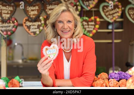 Nürnberg, Deutschland. Juni 2024. Katja Wildermuth, Generaldirektorin des Bayerischen Rundfunks, zeigt ein Lebkuchenherz mit der Aufschrift „75BR“ zum 75. Jahrestag der BR. Darlegung: Daniel Löb/dpa/Alamy Live News Stockfoto