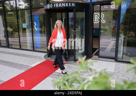 Nürnberg, Deutschland. Juni 2024. Katja Wildermuth, Generaldirektorin des Bayerischen Rundfunks, verlässt das Studio Franken im BR Park Nürnberg. Darlegung: Daniel Löb/dpa/Alamy Live News Stockfoto