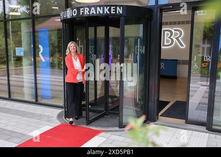 Nürnberg, Deutschland. Juni 2024. Katja Wildermuth, Generaldirektorin des Bayerischen Rundfunks, verlässt das Studio Franken im BR Park Nürnberg. Darlegung: Daniel Löb/dpa/Alamy Live News Stockfoto