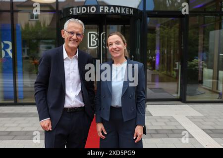 Nürnberg, Deutschland. Juni 2024. Anja Miller (r), zuvor Leiterin des ARD-Studios in Rom, wird ab 1. Oktober 2024 die Nachfolge von Tassilo Forchheimer (l) als Leiterin des Bayerischen Rundfunks Franken übernehmen. Darlegung: Daniel Löb/dpa/Alamy Live News Stockfoto