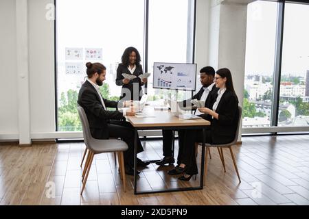 Das Geschäftsteam zählt während der Besprechung in einem modernen Büro Geld Stockfoto