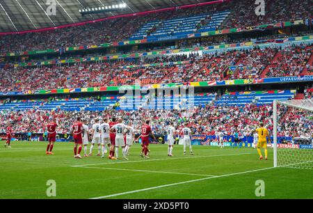 Uebersicht im Stadion waehrend des Spiels, UEFA EURO 2024 - Gruppe C, Slowenien gegen Serbien, Fussball Arena München am 20. Juni 2024 in München, Deutschland. Foto von Silas Schueller/DeFodi Images Allgemeine Innenansicht des Stadions, UEFA EURO 2024 - Gruppe C, Slowenien gegen Serbien, Münchener Fußballarena am 20. Juni 2024 in München, Deutschland. Foto: Silas Schueller/DeFodi Images Defodi-738 738 SVNSRB 20240620 281 *** Überblick im Stadion während des Spiels, UEFA EURO 2024 Gruppe C, Slowenien gegen Serbien, Münchener Fußballarena am 20. Juni 2024 in München Foto: Silas Schueller DeFodi Imag Stockfoto