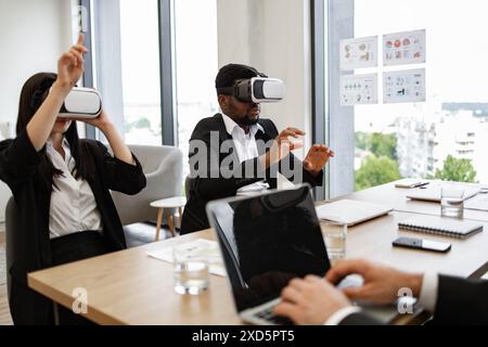 Geschäftsleute, die virtuelle Realität in modernen Büros nutzen Stockfoto