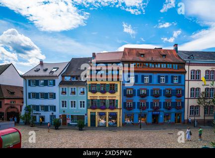 Freiburg im Breisgau, Deutschland, 23. Juli 2023, berühmter augustinerplatz mit kopfsteinpflasterplatz mit farbenfrohen Fassaden historischer Häuser in der Stadt Stockfoto