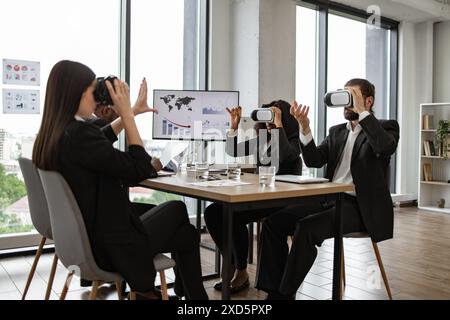 Business-Team verwendet Virtual-Reality-Headsets bei Besprechungen im Büro Stockfoto