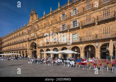 Spanien, Kastilien und Leon, Salamanca, Plaza Mayor der Hauptplatz der Stadt wurde 1755 fertiggestellt und gilt weithin als einer der schönsten Plätze Spaniens. Stockfoto