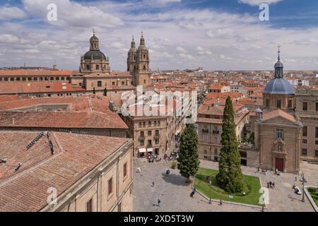 Spanien, Kastilien und Leon, Salamanca, La Clerecía Kirche vom Salamanca Dom aus gesehen, ist La Clerecía der Name des Gebäudes des ehemaligen Real Colegio del Espíritu Santo der Gesellschaft Jesu, das zwischen dem 17. Und 18. Jahrhundert in Salamanca erbaut wurde. Stockfoto