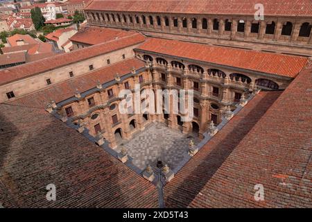 Spanien, Kastilien und Leon, Salamanca, Kirche La Clerecía, Blick vom Kirchturm Scala Coeli, dem Patio Barroco oder dem barocken Innenhof, umgeben vom zweistöckigen Kreuzgang der Päpstlichen Universität. Stockfoto