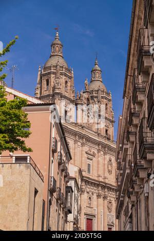 Spanien, Kastilien und Leon, Salamanca, Kirche La Clerecía, ehemaliges Real Colegio del Espíritu Santo von der Gesellschaft Jesu. Stockfoto