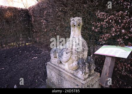 Landhaus Wohnen Garten Gärten Statuen alten Stil griechische Landschaft Ort Wetter Gras gruseliges Wetter historisches Leben Menschen draußen entspannen Stockfoto