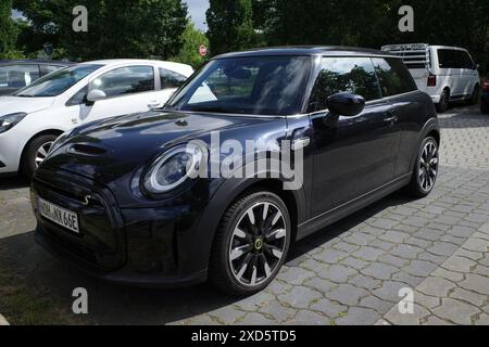 Nordhorn, Deutschland - 9. Juni 2024 Ein geparkter schwarzer, rein elektrischer MINI cooper S Stockfoto