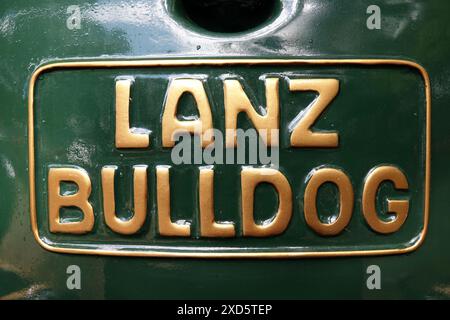 Itterbeck, Deutschland - 16. Juni 2024 Logo von einem Oldtimer-Traktor: Die Lanz Bulldog. Der Lanz Bulldog wurde zwischen 1921 und 1960 produziert Stockfoto