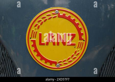 Itterbeck, Deutschland - 16. Juni 2024 Logo von einem Oldtimer-Traktor: A Lanz. Sie fusionierten 1956 mit John Deere. Nach 1967 gab es keine Traktoren unter der na Stockfoto