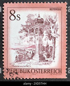 Gestempelter Stempel von Österreich, der Wegkreuz in Reiteregg, Steiermark, um 1976 zeigt. Stockfoto