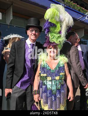 Ascot, Berkshire, Großbritannien. Juni 2024. Racegoers am Ladies Day (3. Tag) von Royal Ascot. Elegante Herren in formeller Kleidung und Damen, oft in Kleidern und ausgeklügelten Hutkreationen, können Sie sehen, wie sie ankommen und sich mischen, bevor Sie zu den Rennen gehen. Stockfoto